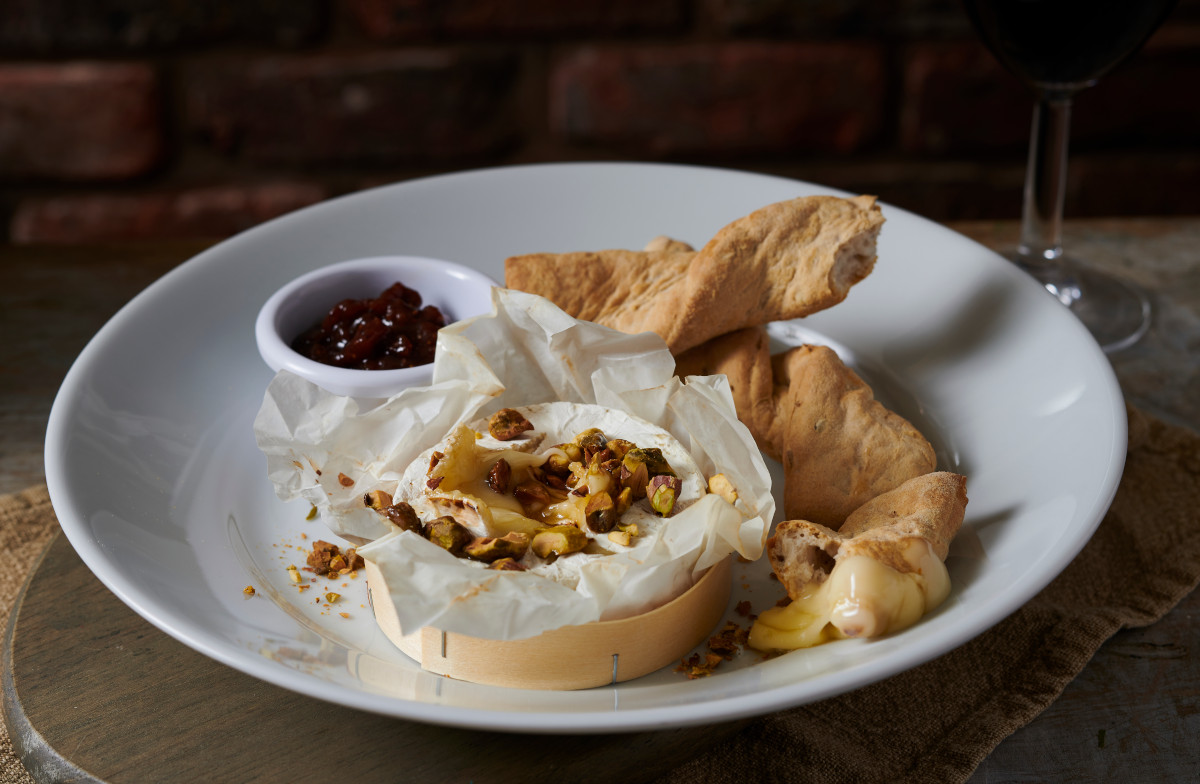 camembert cheese with chutney and bread