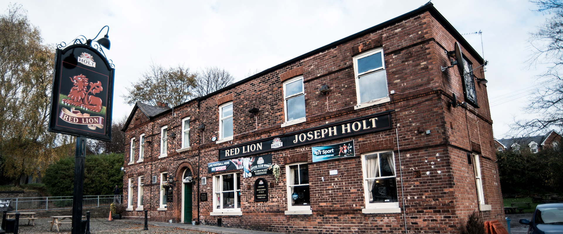 red lion pub prestwich large beer garden with seating